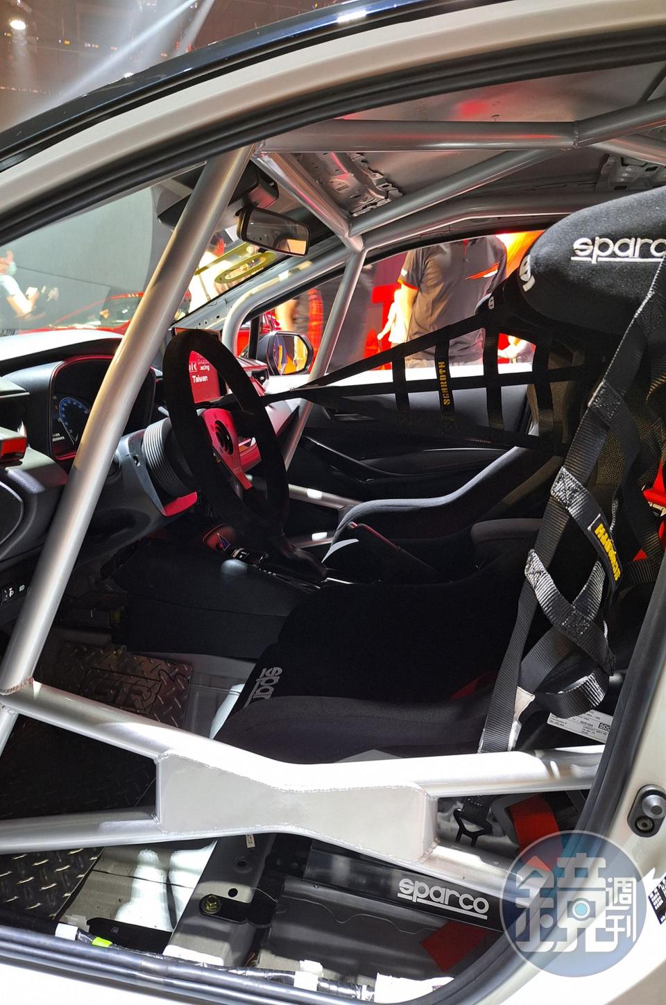 以Corolla Altis GR Sport 2.0為基礎打造的統規賽廠車，內裝部品以正式賽車規制進行改裝。