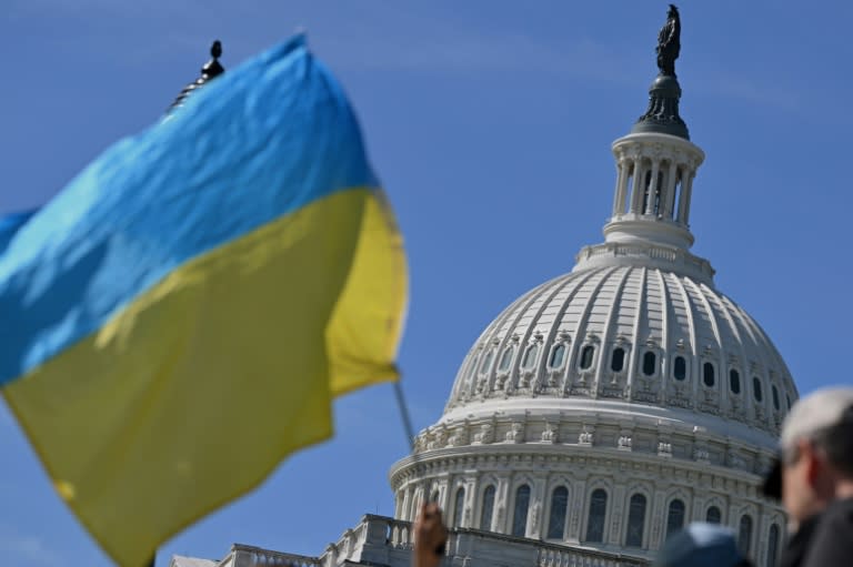 Un drapeau ukrainien, agité près du Congrès américain, à Washington, le 23 avril 2024 (Mandel NGAN)