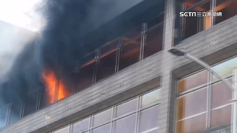 海霸王高雄廠竄火舌! 員工急逃生 現場飄臭味。（圖／三立新聞網）