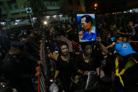 Mourners queue as they attend the Royal Cremation ceremony of Thailand's late King Bhumibol Adulyadej near the Grand Palace in Bangkok, Thailand, October 25, 2017. REUTERS/Kerek Wongsa