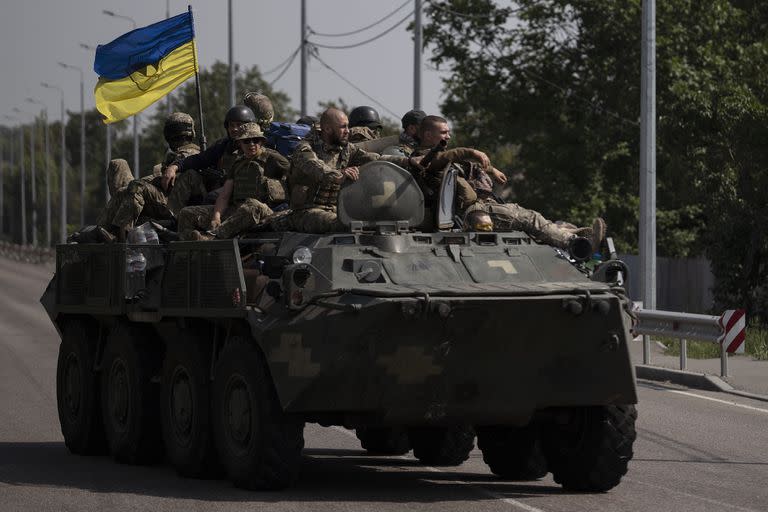 Militares ucranianos suben a un vehículo blindado en una carretera de la región de Donetsk, en el este de Ucrania, el domingo 28 de agosto de 2022.