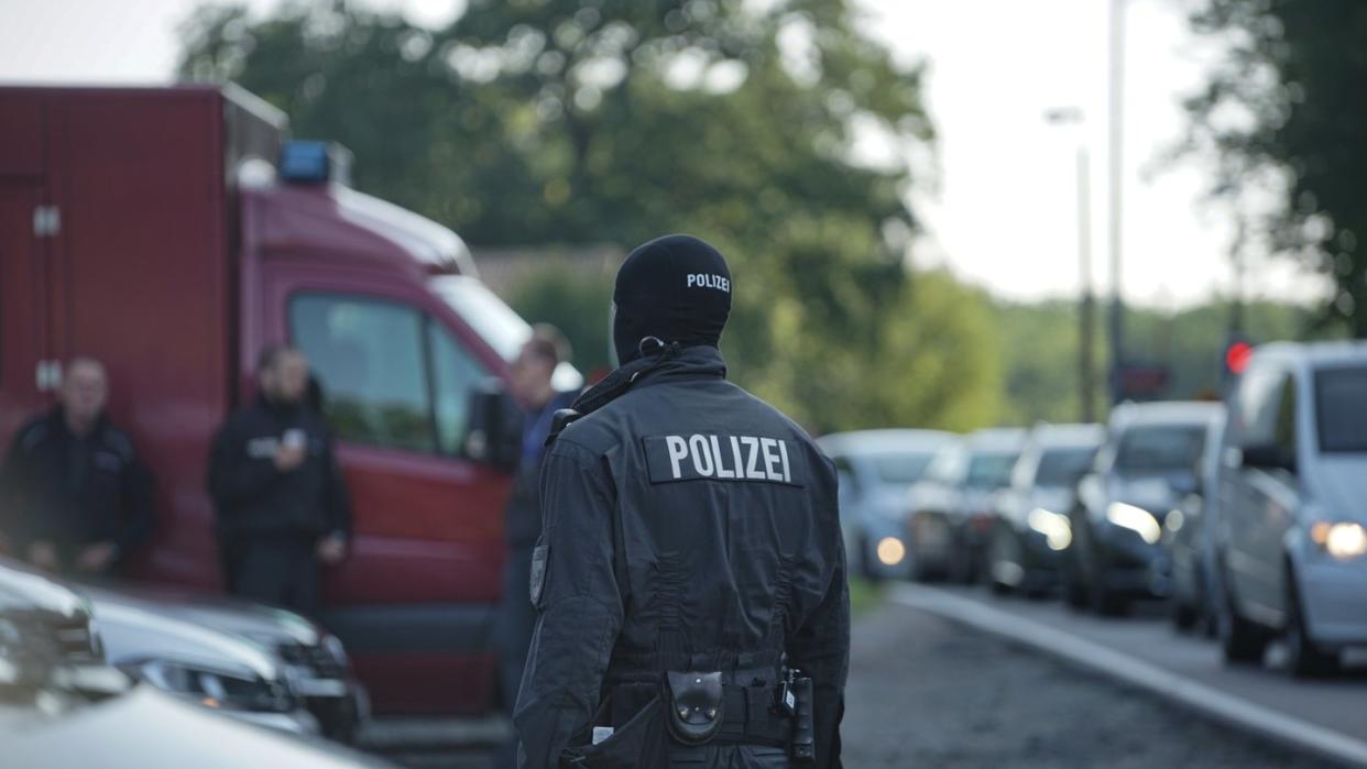 Spezialeinsatzkräfte des Landeskriminalamtes stehen während der Razzia vor einem Haus bei Neubrandenburg.