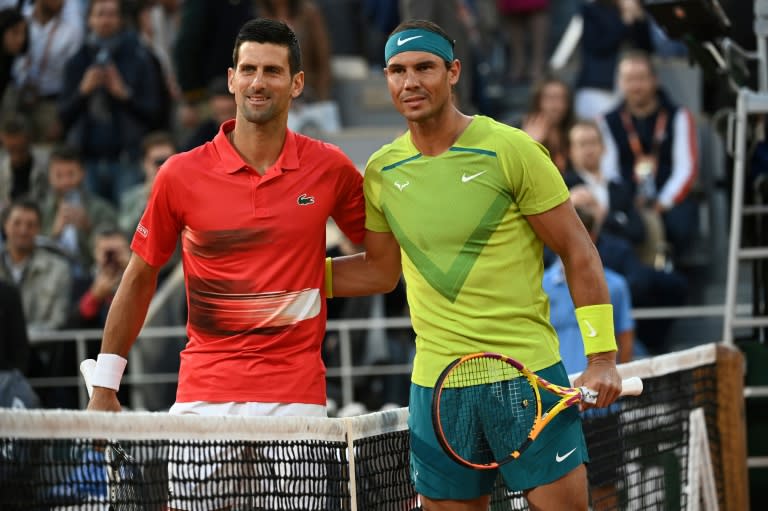 Novak Djokovic (izquierda) y Rafa Nadal (derecha) posan antes del duelo de cuartos de final de Roland Garros que ganó el segundo, en París, el 31 de mayo de 2022 (Anne-Christine POUJOULAT)
