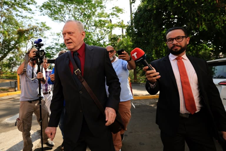 El abogado Jürgen Mossack (I), uno de los fundadores del extinto bufete panameño Mossack Fonseca, a su llegada al tribunal, durante el inicio del juicio por los "Panama Papers", en Ciudad de Panamá, el 8 de abril de 2024 (MARTIN BERNETTI)