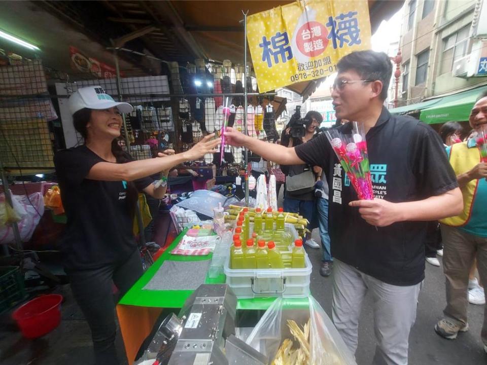 民眾黨立院黨團總召黃國昌（右）11日到新北板橋菜市場發康乃馨。（張鎧乙攝）