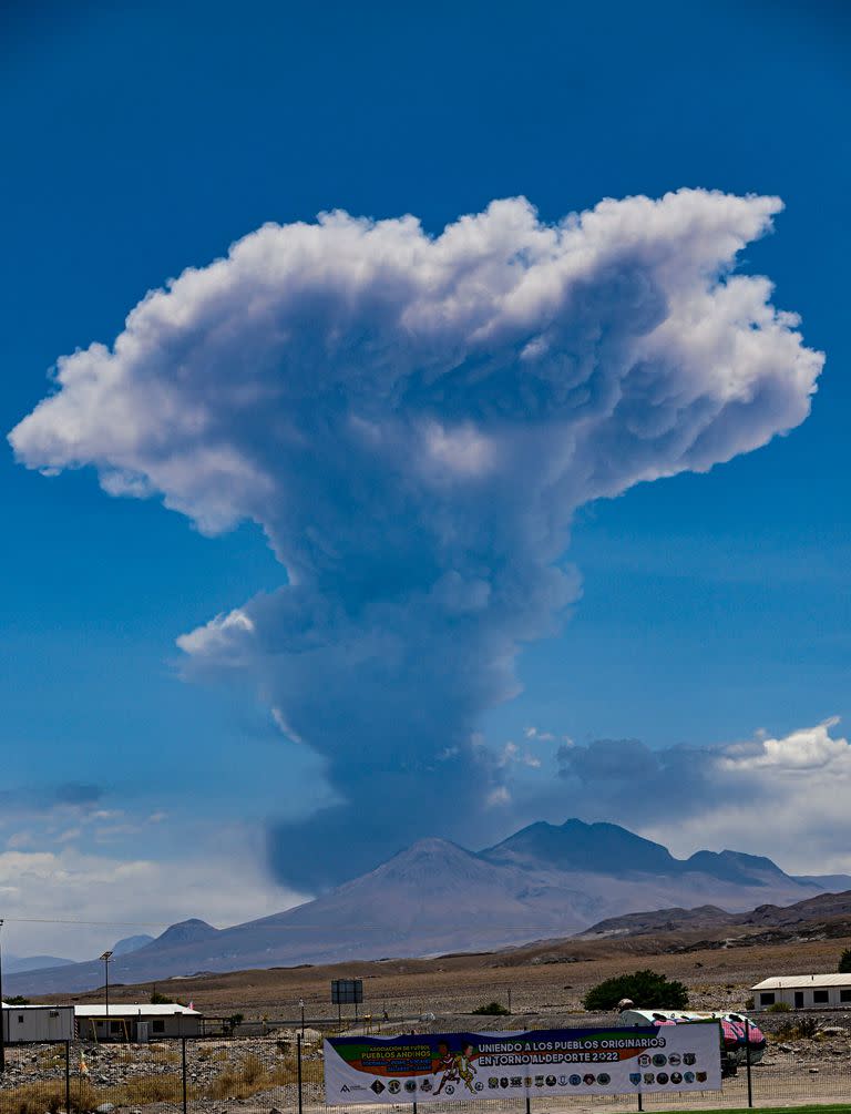 Vista del volcán Láscar el sábado 10 de diciembre (Photo by PEDRO TAPIA / AFP)