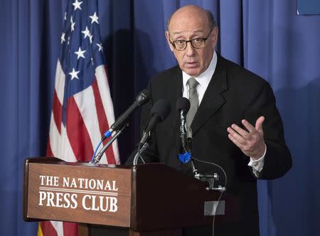 Kenneth Feinberg, a victims compensation lawyer hired by General Motors, holds a news conference to announce the eligibility criteria for a program to compensate victims of a faulty ignition switch, that prompted the recall of 2.6 million vehicles, in Washington June 30, 2014. REUTERS/Joshua Roberts