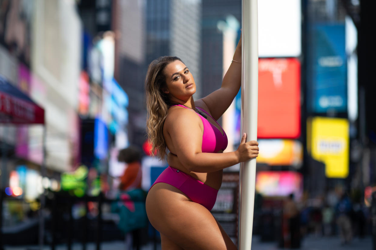 Elizabeth Sneed makes a statement about curvy surfers and athletes. (Photo: Marta Skovro/JOLYN)