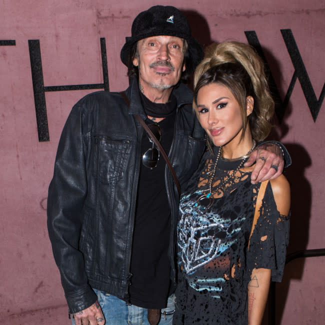 Tommy Lee con su actual esposa Brittany Furlan credit:Bang Showbiz