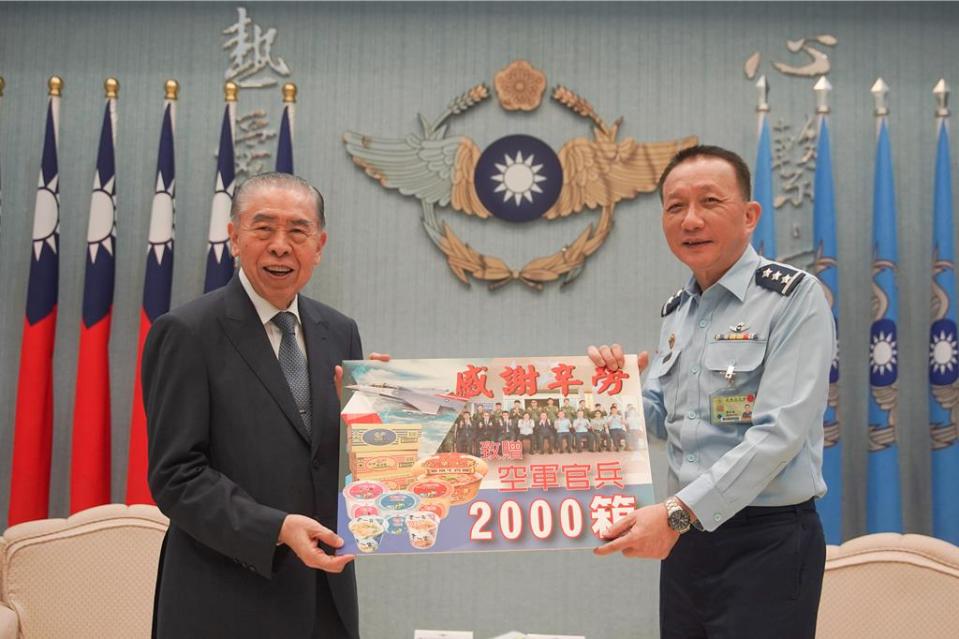 軍友社榮譽理事長李棟樑今日前往空軍司令部慰問，由空軍司令劉任遠上將親自接待。軍聞社提供