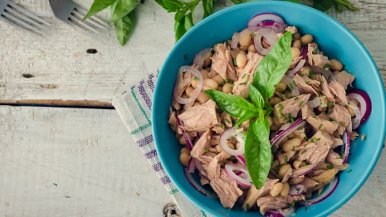 tuna in bowl with onion 