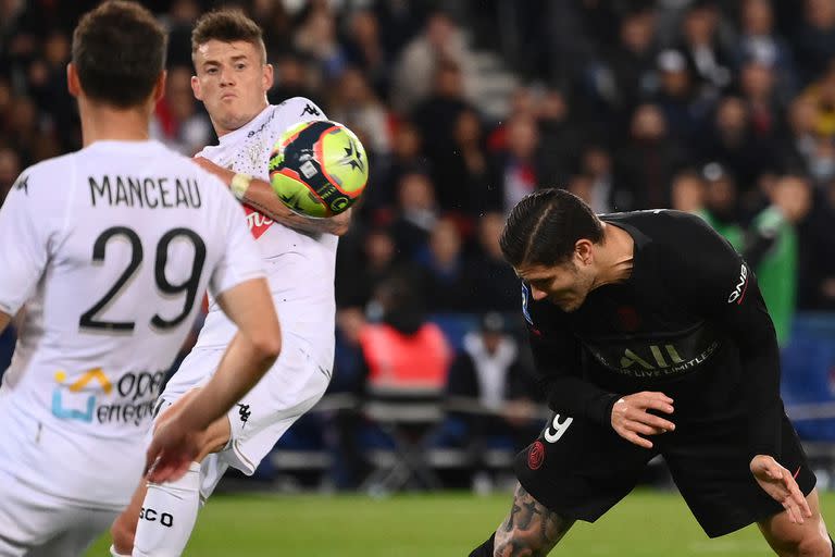 A Mauro Icardi le costó insertarse con aplomo en el juego colectivo (Photo by FRANCK FIFE / AFP)