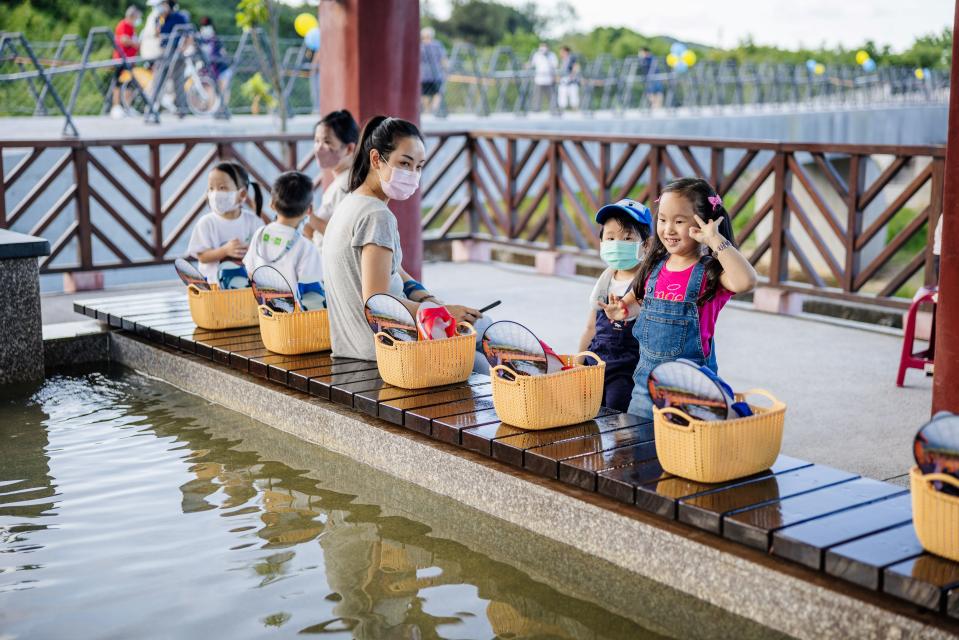 萬里大鵬足湯公園自111年8月30日啟用後，就成為親子、情侶泡腳的好去處。（城鄉局提供）