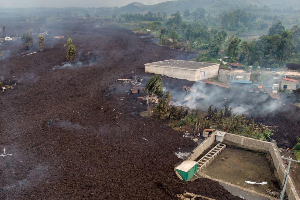 <p>El río de lava procedente del volcán llegó hasta las afueras de Goma, capital de la provincia de Kivu del Norte, arrasando algunos barrios y pueblos cercanos. (Foto: Justin Katumwa / AFP / Getty Images).</p> 