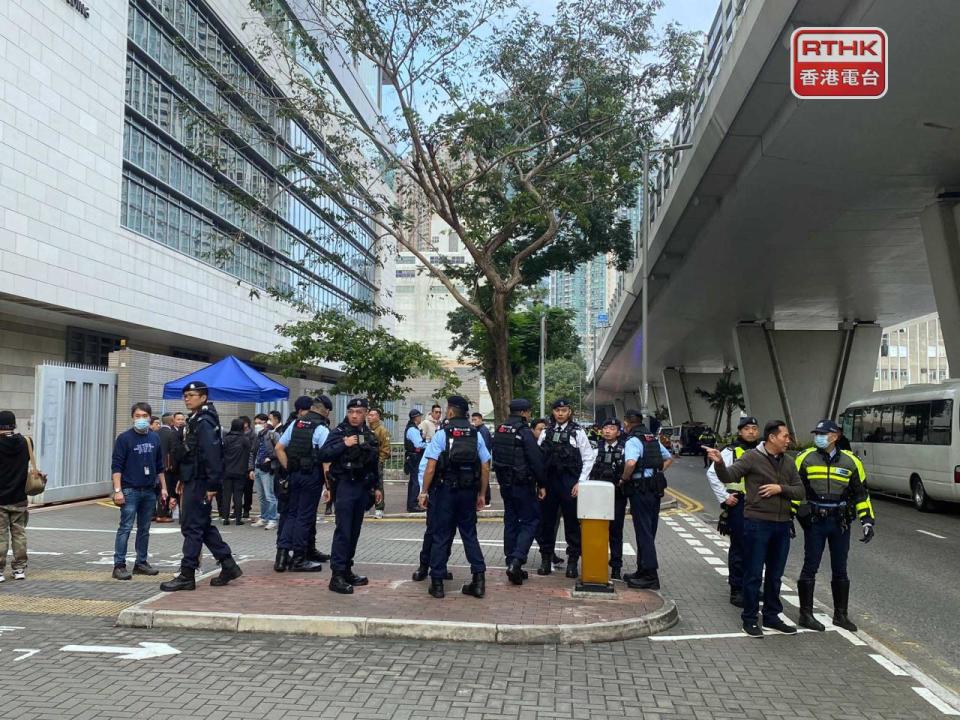 在西九龍裁判法院外，有大批警員加強巡邏。(陳佳鑫攝)