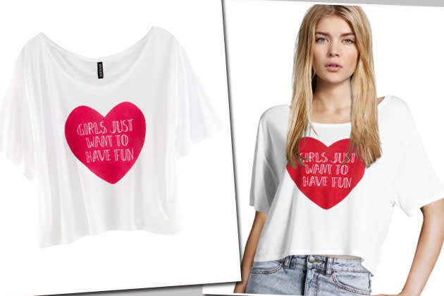 „Girls Just Want To Have Fun“ – und mit diesem T-Shirt können Sie es auch! Denn wer diesen Leitsatz auf der Brust trägt, sagt der gesamten Welt, was Sache ist. Und eine weitere gute Nachricht gibt’s obendrauf: Bauchfrei geht wieder! Zumindest ein bisschen. (erhältlich bei hm.com, 9,95 Euro)