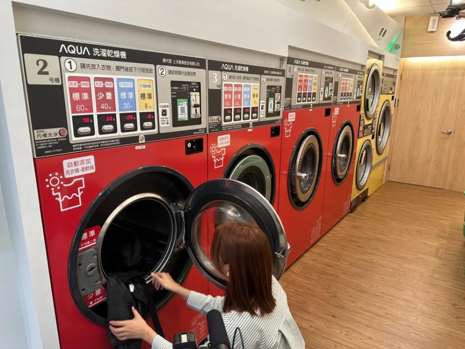 上洋「SeSA洗衣吧」高雄直營示範店開幕，提供消費者最新、最便利的洗脫烘一體機與高效能烘乾衣機。（記者王正平攝）