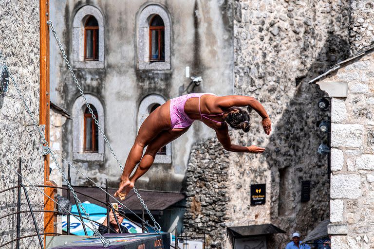 Xantheia Pennisi de Australia se lanza desde la plataforma de 21 metros en Stari Most (Puente Viejo) durante el día de competencia final de la tercera parada de la Serie Mundial de Red Bull Cliff Diving en Mostar, Bosnia y Herzegovina