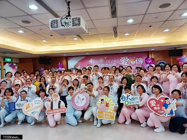 臺大醫院雲林分院舉辦國際護師節活動，邀民眾認識吞嚥的重要。（記者劉春生攝）
