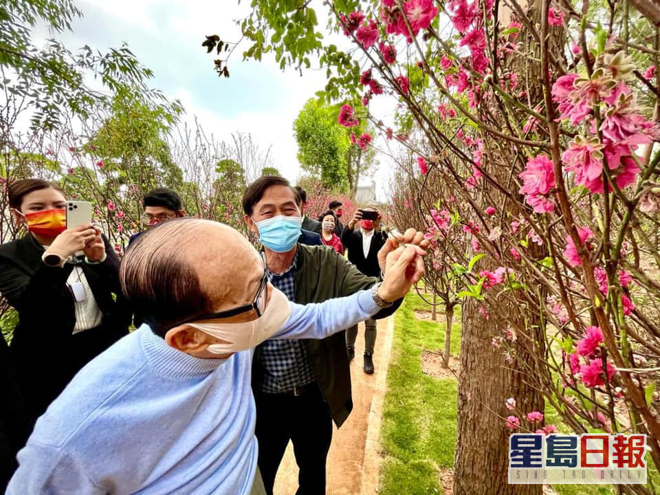 李嘉誠到慈山寺賞花。