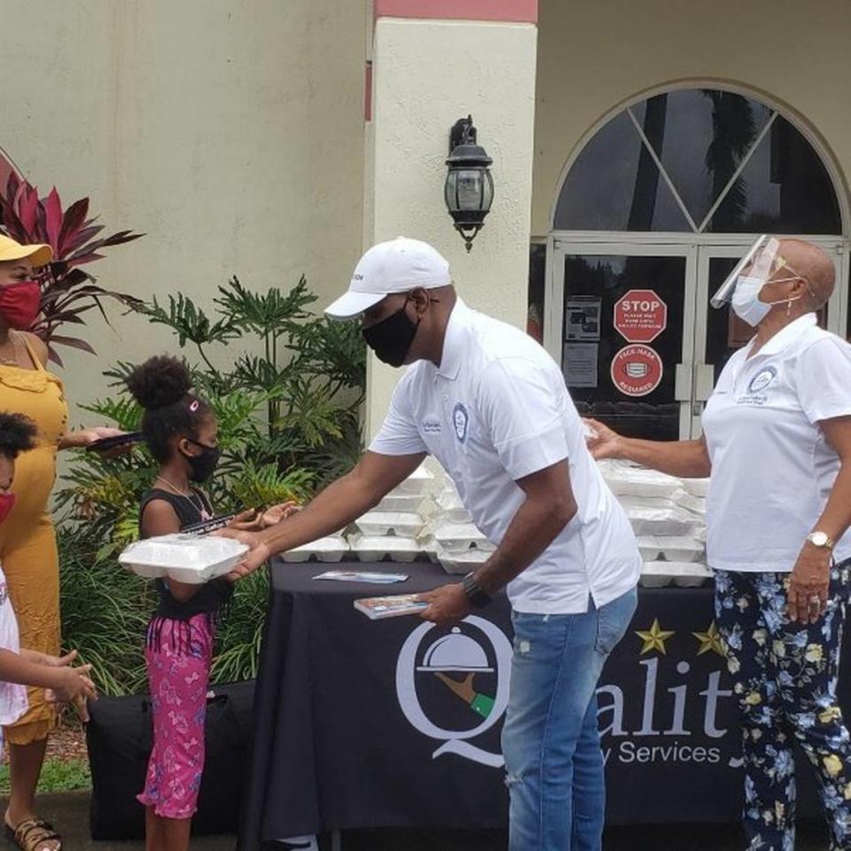 Steve Gallon, vicepresidente de la Junta Escolar de Miami-Dade, reparte alimentos como parte de una colecta comunitaria de alimentos. La Junta Escolar se asoció con la Miami Dolphins Foundation, la Ciudad de Opa-locka, la Opa-locka Community Development Corp. y Quality Culinary Services para organizar una Campaña de Asistencia Alimenticia por el COVID-19. Sirvieron comidas calientes a más de 500 familias. Miami