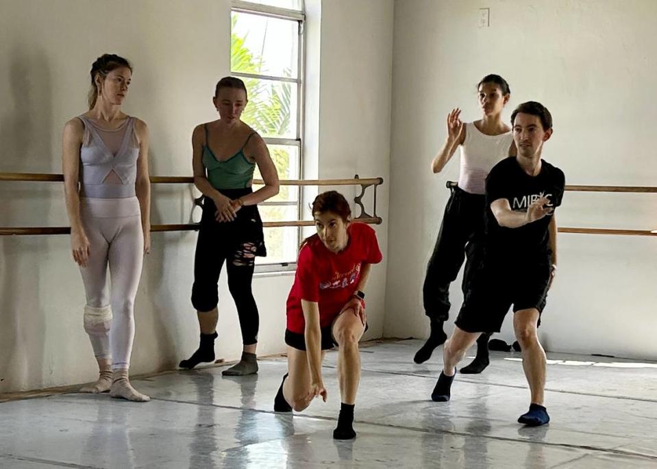 Beatriz García (en el centro) en un ensayo de “En Camino’‘, rodeada (de izquierda a derecha) por Chloe Freytag, Selah Jane Oliver, Massiel Valderrama y Yanis Eric Pikieris.