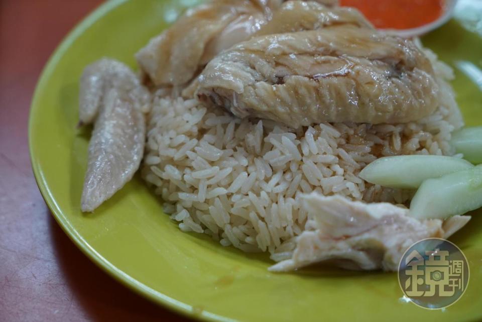 雞肉滑嫩、沒有腥臭，米飯吸飽濃郁雞油香，口感飽實不濕爛。