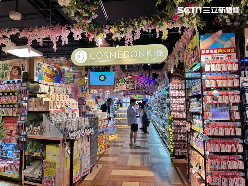 女孩最愛的「COSMEDONKI 日系美妝專區」首次登台進駐唐吉訶德南港店。（圖／記者劉沛妘攝影）