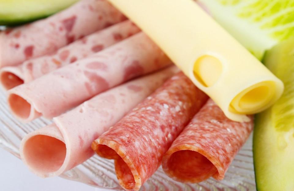 <p>Unopened lunchmeat, when stored in the refrigerator, can last for three to five weeks. But when you do choose to open it up, avoid storing any sandwiches you make in sandwich bags — they’re one of the <a href="https://www.thedailymeal.com/cook/least-eco-friendly-things-you-buy-grocery-store-gallery?referrer=yahoo&category=beauty_food&include_utm=1&utm_medium=referral&utm_source=yahoo&utm_campaign=feed" rel="nofollow noopener" target="_blank" data-ylk="slk:least eco-friendly things you can buy at the store;elm:context_link;itc:0;sec:content-canvas" class="link ">least eco-friendly things you can buy at the store</a>.</p>