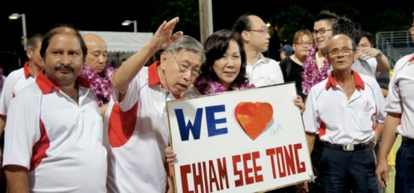 SPP chief Chiam See Tong tells voters not to be afraid when they go to the polls. (Yahoo! photo/Alicia Wong)