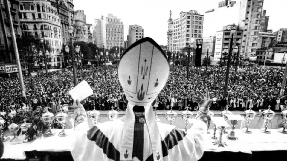 Dom Paulo Evaristo Arns celebra missa diante de uma multid&#xe3;o