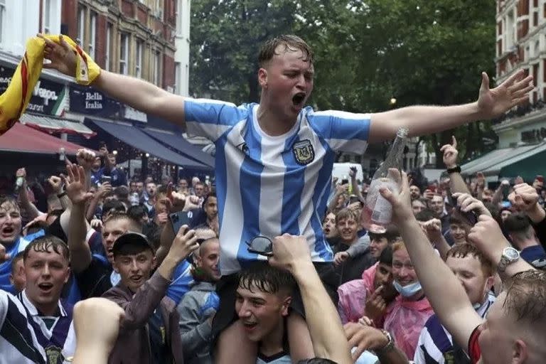 Todo un símbolo: los escoceses, siempre desafiantes y enamorados de Diego Maradona, antes de ingresar a Wembley, en Leicester Square