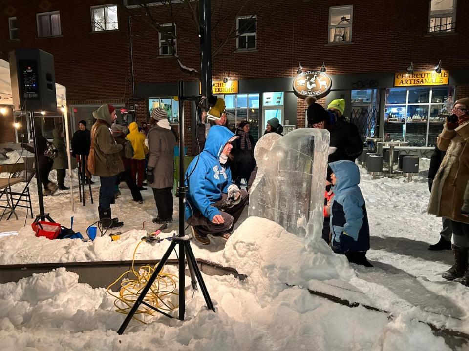 The community in and around Milton Park gathered to learn about ice sculpting.