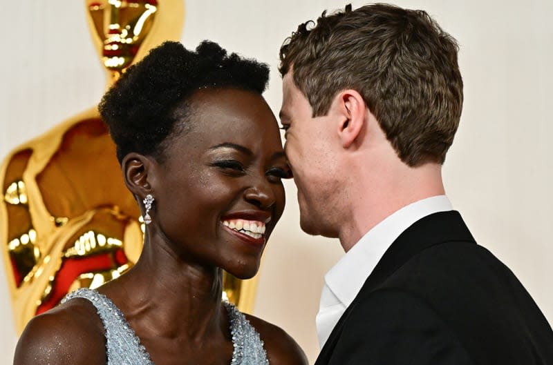 Lupita Nyong’o y Joshua Jackson en los Oscar 2024