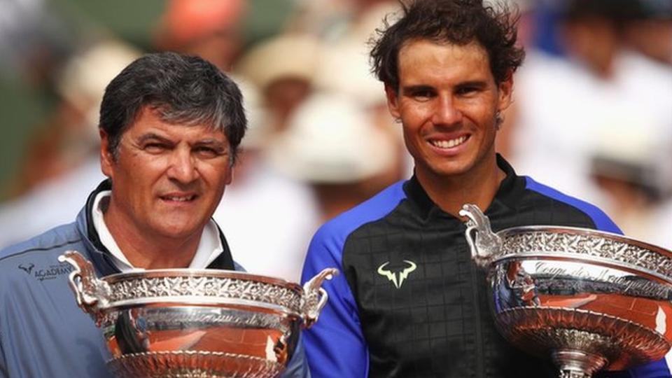 Toni y Rafael Nadal posan con trofeos después de su último Abierto de Francia juntos en 2017.