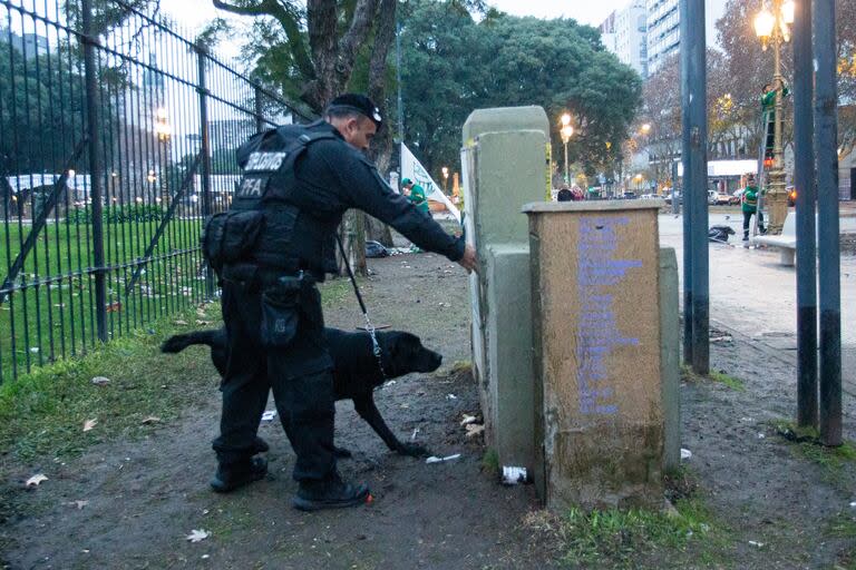 La brigada antiexplosivos seguía registrando la zona esta mañana