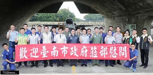 南市長黃偉哲及民政局長姜淋煌等率團赴空軍第一戰術戰鬥機聯隊慰問，感謝國軍安定人心。（記者李嘉祥攝）