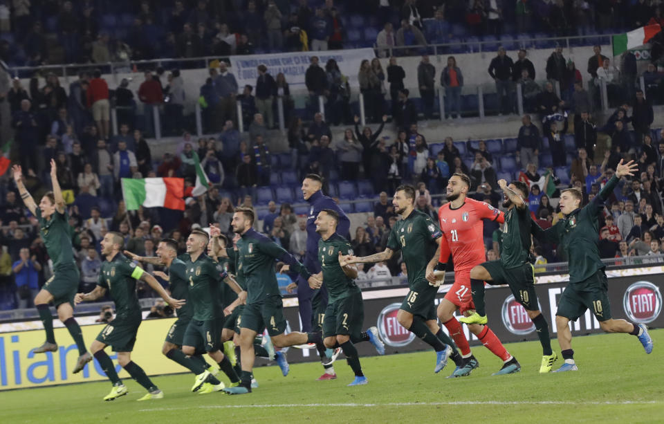 Los integrantes de la selección italiana festejan la clasificación a la Euro de 2020, tras vencer 2-0 a Grecia el sábado 12 de octubre de 2019 (AP Foto/Alessandra Tarantino)