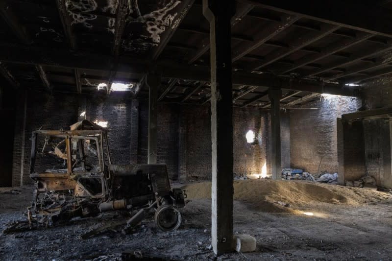 2022年5月28日，烏克蘭哈爾基夫郊區，一處農場的倉庫遭到俄軍砲轟，拖拉機遭到炸毀（美聯社）