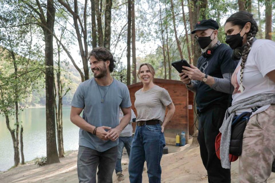 Kate del Castillo y Maxi Iglesias durante el rodaje de la serie que realizó con su compañía, Cholawood Productions, y Endemol Shine Boomdog.