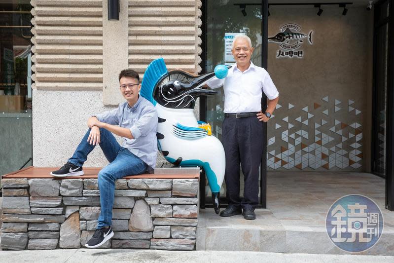 林國峰（右）奠定淡水魚酥的名產地位，兒子林耀邦（左）創新店態，希望打進年輕族群。