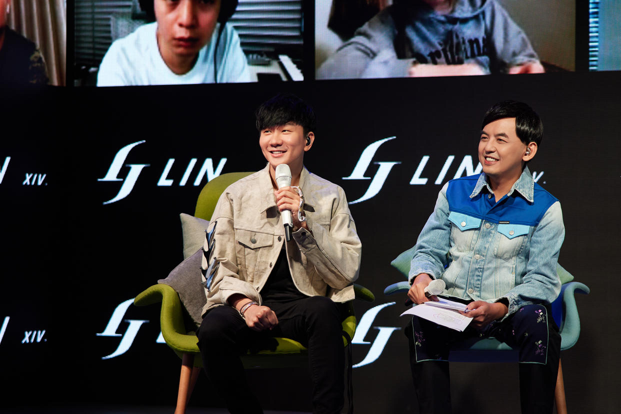 JJ Lin with Mickey Huang. (PHOTO: Warner Music)