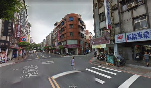 該公寓位於永和區熱鬧的永元路附近。（圖／翻攝自google map）