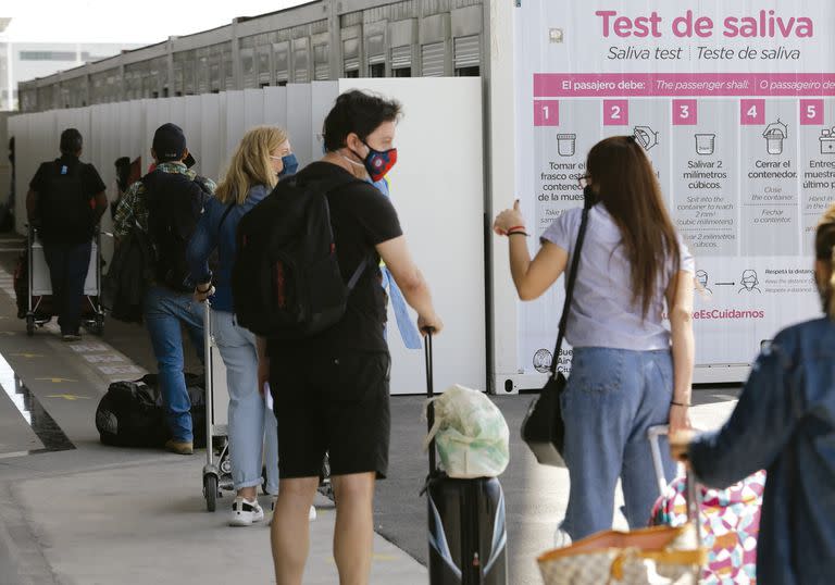 Test de saliva a turistas en el Aeropuerto de Ezeiza. Cuarentena, pandemia, Coronavirus, Covid 19.  Foto ilustrativa.