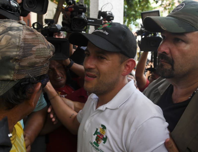 Foto del martes del líder opositor boliviano Luis Fernando Camacho llegando a la sede de su partido en Santa Cruz