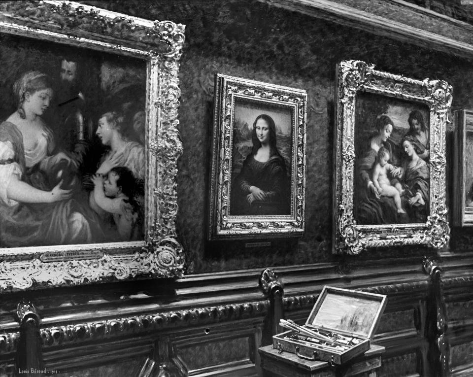 La Mona Lisa volvió a ser exhibida en el Louvre alrededor de 1914 en París, Francia, luego de que Vincenzo Peruggia perpetrara lo que se ha descrito como el mayor robo de arte del siglo XX. (Foto de ND/Roger Viollet vía Getty Images)