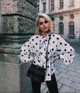 <p>Bloggerin Caro Daur punktet mit Maxi-Bluse im Tupfen-Look. (Bild: Instagram/carodaur) </p>