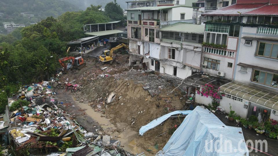 新店區頂好社區受到在0403大地震影響，社區地基下陷汽、機車受困。為避免大雨來襲造成更大的災害，再將受困的車輛全數救出後，市府拆除大隊隨即進場拆除危樓與覆蓋帆布，避免災害擴大。記者黃義書／攝影