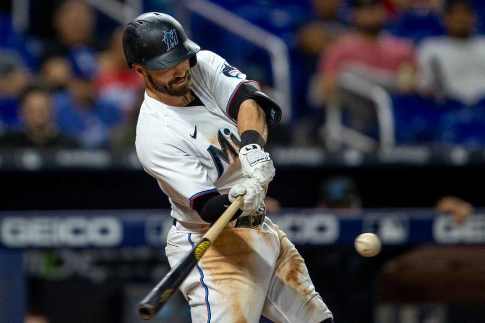 El jardinero de los Marlins Jon Berti batea en el quinto inning del partido ante los Cachorros de Chicago, celebrado el 20 de septiembre de 2022 en Miami. Daniel A. Varela/dvarela@miamiherald.com