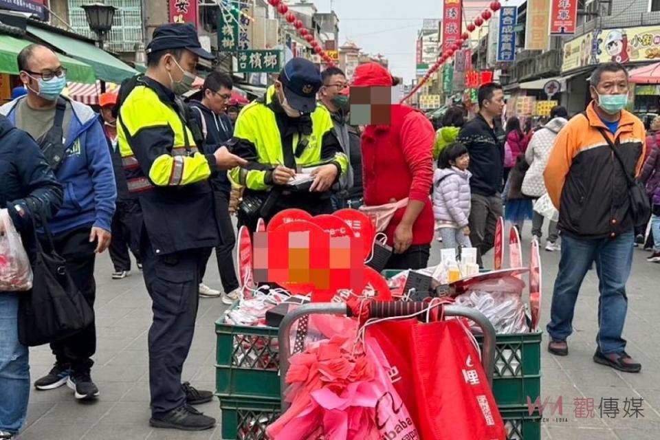 北港警分局長張澤銘指出，今年「白沙屯媽祖進香」、「北港朝天宮迓媽祖」等活動吸引了數十萬信眾參與，為了維護北港的市容，分局將近期持續執行「清道專案」，主要針對中山、中正、大同以及民生路等地區加強勸導，取締違規停車和占用道路擺設攤位等違規行為，以保持街道的整潔和美觀。